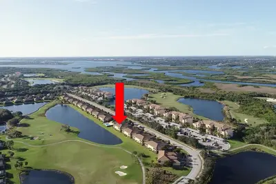 Image de 8304-102 Gorgeous golf and lake view coach home next to pool