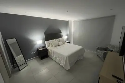 Image de modern apartment overlooking city and mountains views