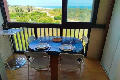 Image de Front de mer pour ce t2 dans résidence avec piscine collective -4tro94