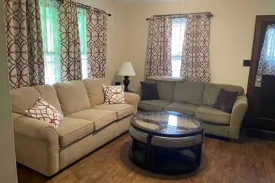 Image de Newly Renovated 2 Bed 1Bath, Walking Distance to Campus and Shopping