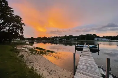 Image de Beautiful Quogue Waterside Estate with Sunset Views, Dock and Pool