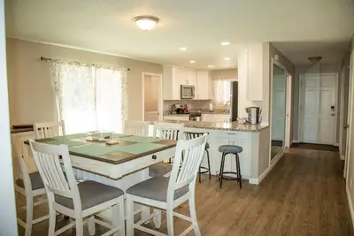 Image de Centrally located beautiful remodeled house with 3 bedrooms, 2 bathrooms.