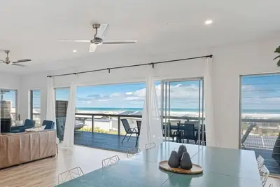 Image de Ultimate in Middleton Coastal Style with Views – Sleeps 10