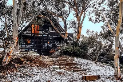 Image de Rustic Ski Chalet great lakeside views 5 bedrooms sleep 12, fast Ev charger Wifi