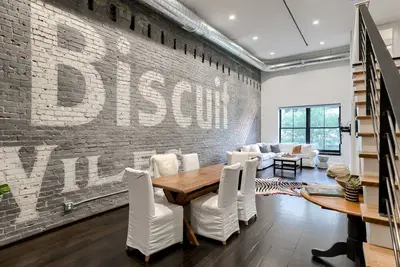 Image de New Downtown Luxury Condo, by Unl, stadium & arena, above luxury retail #204