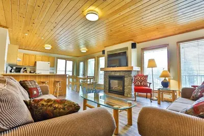 Image de Pine Lodge / Updated / Top Floor / Hot Tub Access
