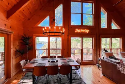 Image de Lakeside Oasis: Contemporary Cabin, Sunset Views