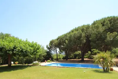 Image de Villa entière avec piscine privée sur 3000 m2 de jardin sous les pins!