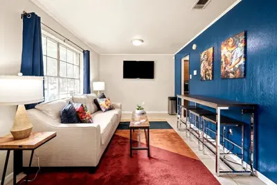 Image de Near Zoo/Museum | 55\" Tv | King 🛏| W/D|Free🅿️| Pet✅