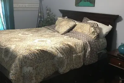 Image de 3 bedroom colonial with a private back yard with a swimming pool