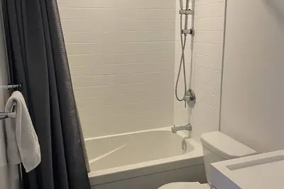 Image de Spacious 1+den Condo in the Heart of Downtown