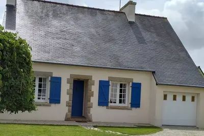 \"Plomeur \"maison pour 5 personnes + un bébé, proche plages et commodités à pied.