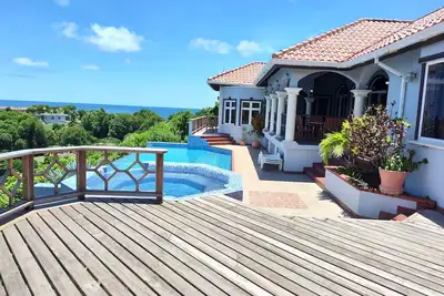 Image de Enjoy the tropical breezes & coral reef views while sitting by the pool!