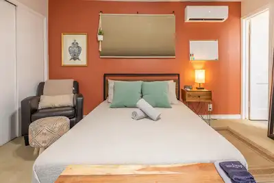 Private Yard and entrance - Bbq - Walk to Dt - Desk