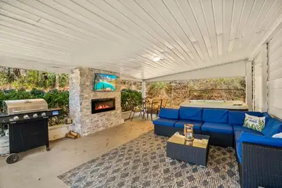 Image de Renovated cottage with Hot Tub 15 min to Asheville