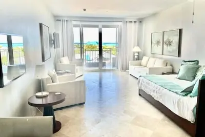 Image de Amazing Grace Bay Views, Terraces, Pools & Location! Walk to Beach, Restaurants.