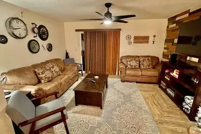 Image de Abi's Place, No Stairs! Central Location! Stylish! 3 Bdrm 2 Ba, Pool Available