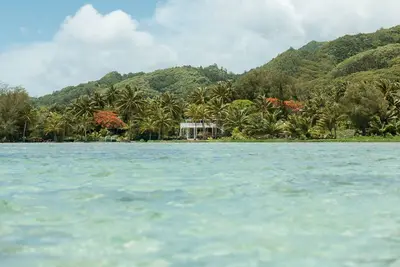 Image de Impressive, 10 bedroom Beach House located directly on Muri Lagoon