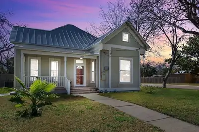 Image de Hondo Haus | 2 King Suites • Dog-Friendly • Fenced Yard