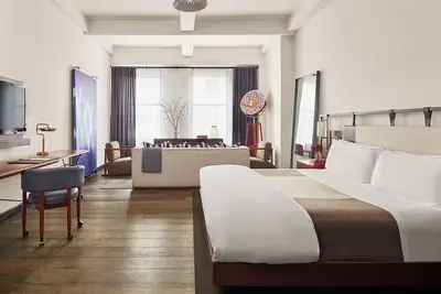 Image de City Views & Central Location, Deluxe Double Queen at Refinery Hotel!