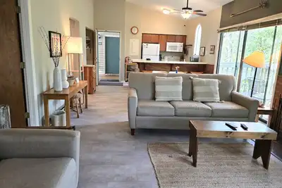 Image de Updated! Cozy and clean two bedroom condo.