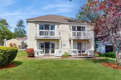 Cozy Beach Condo: Easy Walk to the Best Part of the Beach & Top Restaurants