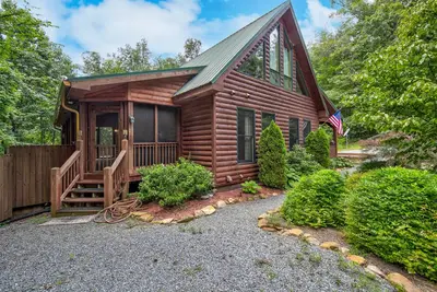 Image de Beautiful, dog-friendly home in the woods with gas fireplaces, firepit