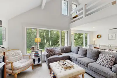 Image de Two-level home near Story Land with deck, firepit & W/D