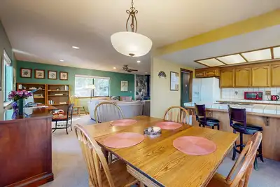 Image de Lake-view home walkable to the beach/marina with pool, deck, Ping-Pong, & toys