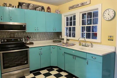 Image de Stay downtown within walking distance of restaurants, shopping, and breweries!
