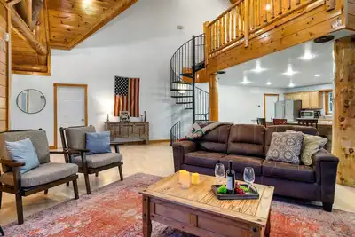 Image de Insta-Worthy⛰Views 😍 ***Seasonal Discount*** ❤️️ Fire Pit. Hot Tub & Arcade