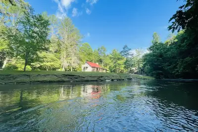 Image de Waterfront Cabin on trophy trout stream, fire pit, smart tv, fireplace