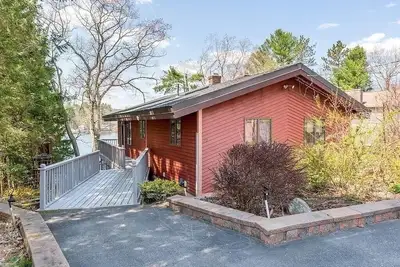 Image de Beautiful modern Lakehouse with private lake access for year-round getaways