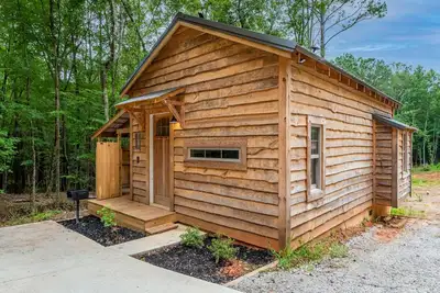 Image de Romantic Cabin Hideaway — Outdoor Rain Shower, Soaking Tub & Fire Pit