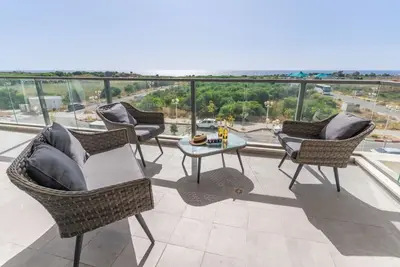 Image de Sunlit Balcony & Coastal Charm
