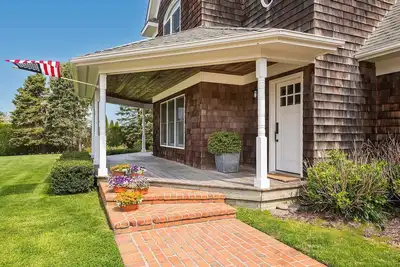 Image de Stunning Farmhouse W/ Solar Heated Pool in North Fork, Farmstands, winery& beach