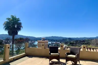 Image de Take in the San Francisco views at this quiet oasis!