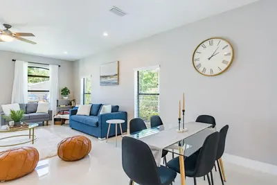 Image de Clearwater Paradise! Mins from Clearwater Beach! Tall Ceilings, Wifi, Hammock etc