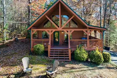 Image de Cute Cabin w/ hot tub, fire pit, pool table - close to Pf/Gatlinburg!