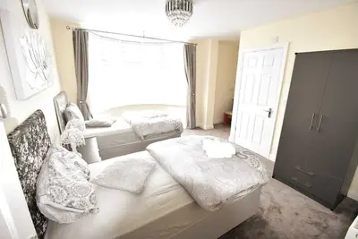 Image de This house is a 6 bedroom(s), 3 bathrooms, located in Peterborough, England.