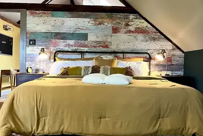 Image de Funky Upstairs apartment - steps from local popular restaurant.