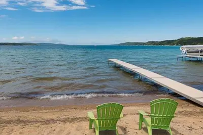 Image de 2br Cozy Cabin Crystal Lake private  beach 15 to min Crystal Mtn. Ez ice fishing