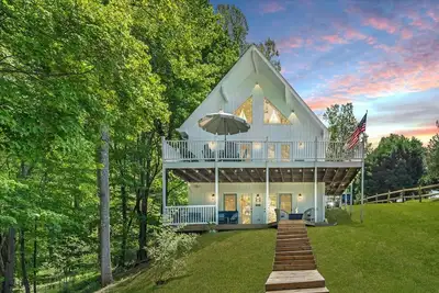 Image de Lakefront Hudson Haven-Quiet Cove w/ Dock, Kayaks, Firepit!