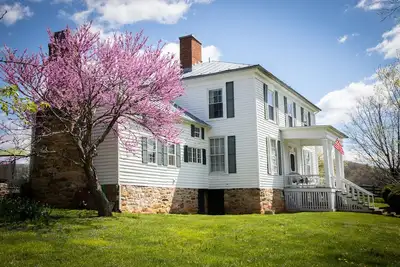 Image de Historic 1850s Home at the Base of Jump Mountain