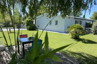 Image de Dans un Écrin de Verdure, à 1500m des Plages!