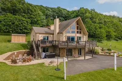 Image de Cozy Dog Friendly Chalet w/ Pond, Yard & Game Room