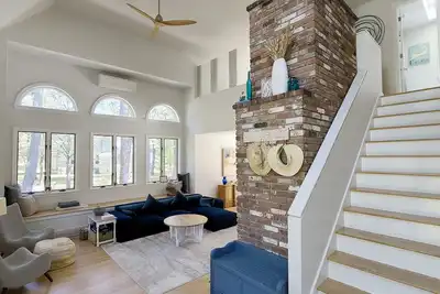 Image de Bright & Open 4bd Home--A/C, Outdoor Shower, Cape Cod Rail Trail Bike Access, Fire Pit, Hot Tub!