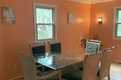 Image de Welcome To The Beach House. 1 Block From The Beach.