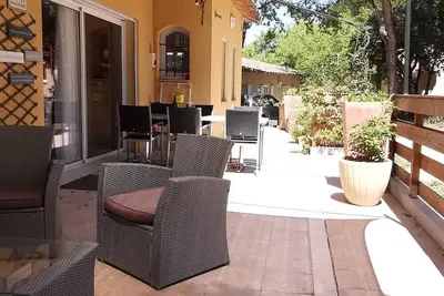 Image de Gîte 4 étoiles dans un écrin de verdure, proche tous commerces, piscine.