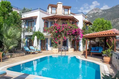 Charming and Spacious Villa Kismet - secluded central location, private pool